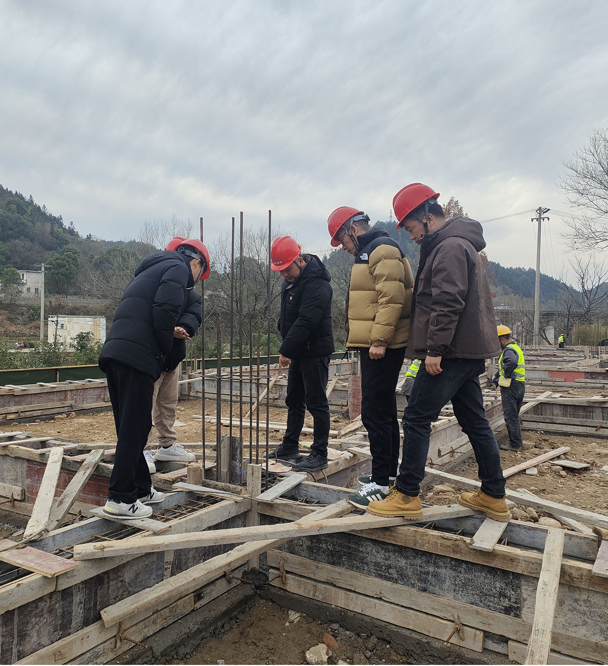 黨建引領(lǐng)進工地，支部聯(lián)動促發(fā)展